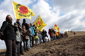 Menschenkette mit Atomkraft-nein-danke-Flaggen
