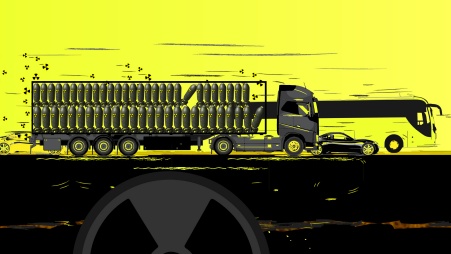  Collage: Ein mit Dutzenden von Plutoniumbehältern beladener Lkw wird von Autos und einem Bus überholt, horizontale Striche deuten auf hohe Geschwindigkeit, Radioaktivzeichen auf die vom Transport ausgehende Strahlungsgefahr hin.