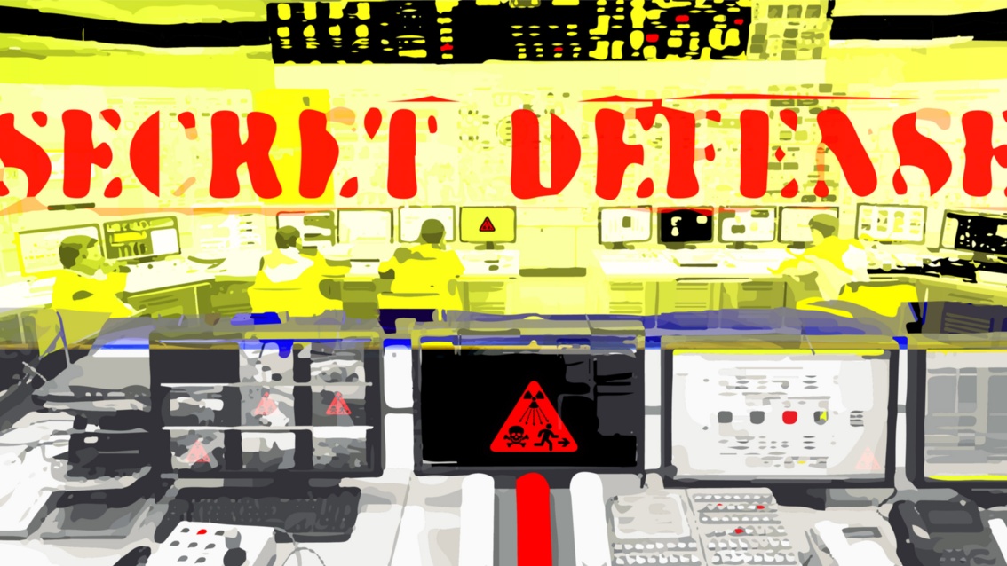 Collage: In einem gelb erleuchteten Leitstand sitzen Techniker vor Überwachungsmonitoren, auf mehreren der Monitore erscheinen Warnzeichen, darüber prangt der Schriftzug «SECRET DEFENSE».