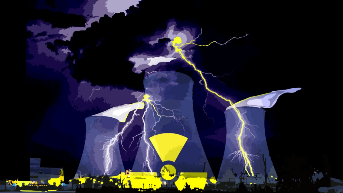 Collage: Vor dräuend-schwarzviolettem Himmel schlagen grelle Blitze in drei Kühltürme eines Atomkraftwerks ein; vor dem mittleren Turm scheint ein gelbes Radioaktivitätszeichen auf, das ein gespenstisches Licht auf das Kraftwerksgelände wirft.