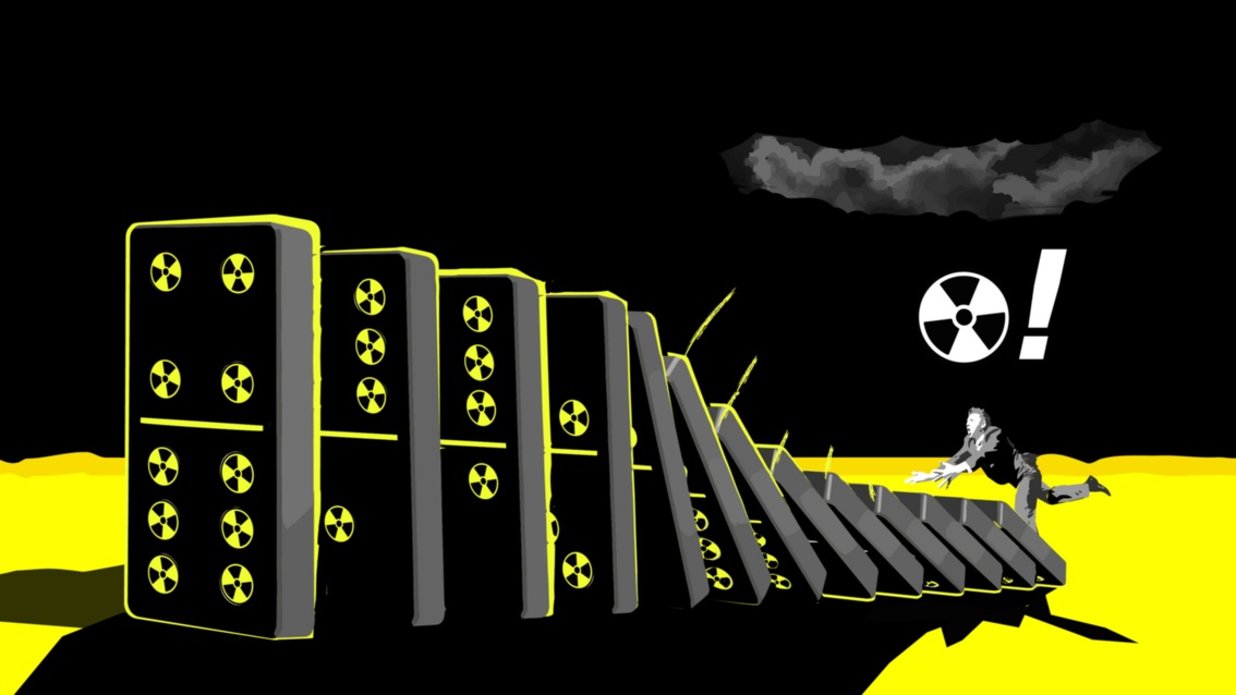 Collage: Ein stolpernder Mann bringt eine Reihe von übergroßen, mit Radioaktivitätszeichen versehenen Dominosteinen ins Fallen. Vor schwarzem Himmel scheinen unter einer grauen Wolke ein weiteres Radioaktiv- sowie ein Ausrufezeichen auf.