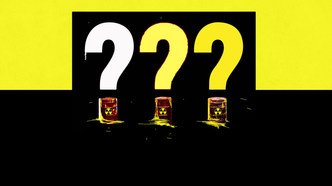 Collage: Vor schwarz-gelb-schwarz quer gestreiftem Hintergrund prangen auf einer schwarzen Fläche drei große Fragezeichen. Anstelle der Punkte der Fragezeichen erscheinen drei rostige Fässer mit gelben Radioaktivzeichen.