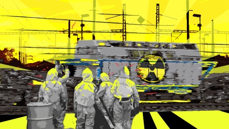 Collage: Eine Gruppe von Arbeitern in Schutzkleidung, auf der sich der Widerschein des grellgelben Himmels abzeichnet, steht am Rande einer Bahnstrecke, während ein Güterwaggon, der mit einem Castorbehälter beladen ist, vorbeifährt.