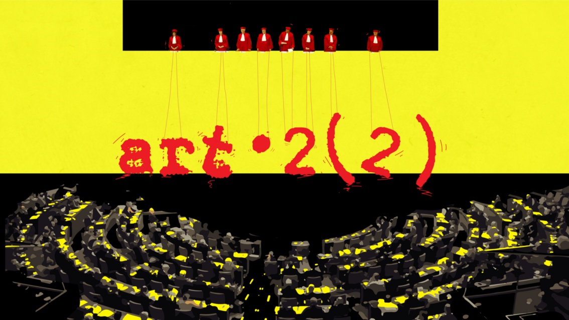 Collage: Im unteren Drittel ein Blick auf einen halbbesetzten Plenarsaal in dunklen Farben, im oberen Bildbereich stehen acht Verfassungsrichter in dem schwarzen Ausschnitt einer gelben Wandfläche; sie haben dünne Fäden in ihren Händen, mit denen Sie die Buchstaben «art.2(2)» wie Marionetten tanzen lassen.