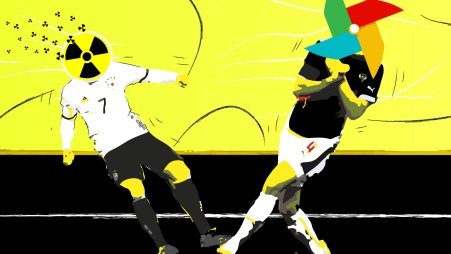 Collage: Zwei gegnerische Fußballspieler bewegen sich vor gelbem Hintergrund auf schwarzem Grund; der links dargestellte – mit einem Radioaktivzeichen vor seinem Kopf – tritt gegen den Fuß des Gegenspielers, vor dessen Kopf ein Kinderwindrädchen in den Farben Grün, Rot, Gelb und Türkis dargestellt ist.